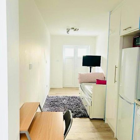 Northwood  Lovely En-Suite Studio With Kitchen And Free Parking With Walking Distance To Tube Station And Short Train Ride To Central London!! מראה חיצוני תמונה
