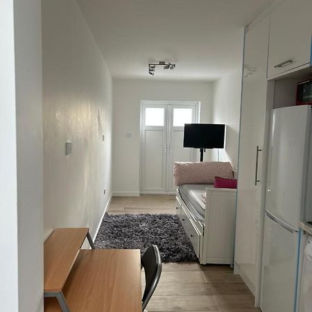 Northwood  Lovely En-Suite Studio With Kitchen And Free Parking With Walking Distance To Tube Station And Short Train Ride To Central London!! מראה חיצוני תמונה