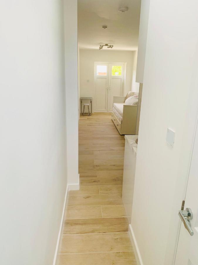 Northwood  Lovely En-Suite Studio With Kitchen And Free Parking With Walking Distance To Tube Station And Short Train Ride To Central London!! מראה חיצוני תמונה