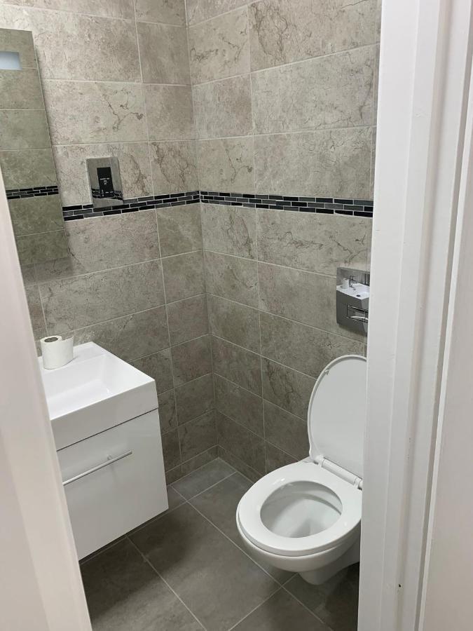 Northwood  Lovely En-Suite Studio With Kitchen And Free Parking With Walking Distance To Tube Station And Short Train Ride To Central London!! מראה חיצוני תמונה