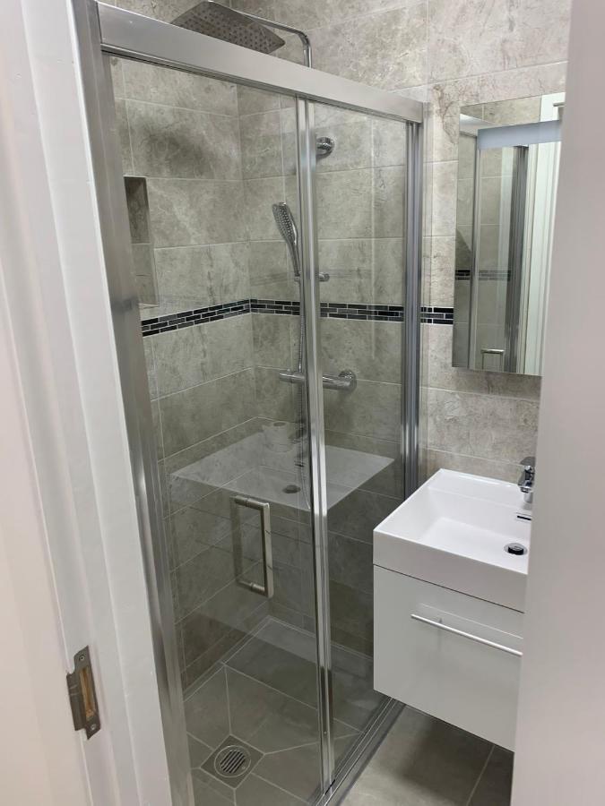 Northwood  Lovely En-Suite Studio With Kitchen And Free Parking With Walking Distance To Tube Station And Short Train Ride To Central London!! מראה חיצוני תמונה