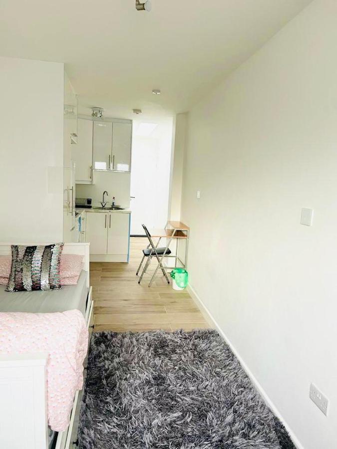 Northwood  Lovely En-Suite Studio With Kitchen And Free Parking With Walking Distance To Tube Station And Short Train Ride To Central London!! מראה חיצוני תמונה