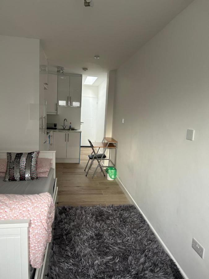 Northwood  Lovely En-Suite Studio With Kitchen And Free Parking With Walking Distance To Tube Station And Short Train Ride To Central London!! מראה חיצוני תמונה